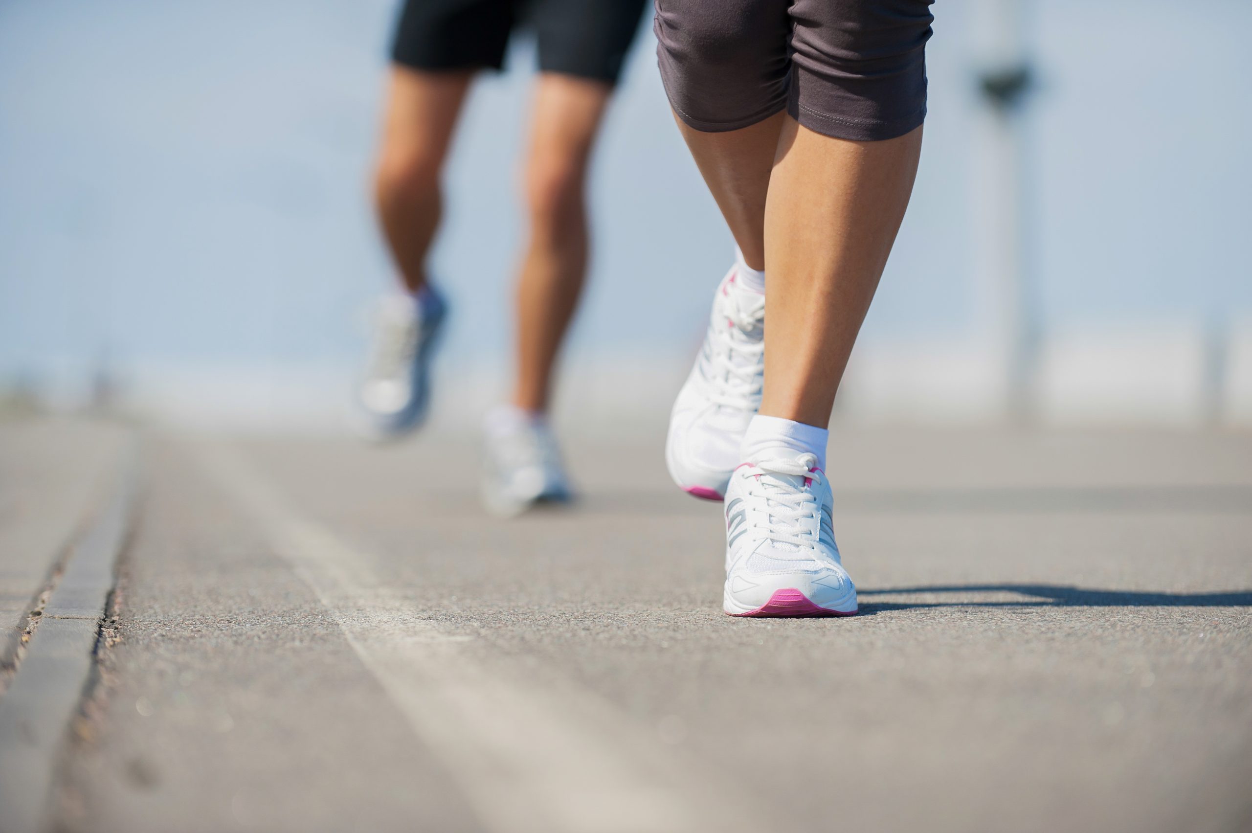 Gente corriendo. Imagen cercana de una mujer y un hombre corriendo por la pista de atletismo tres personas corriendo al anochecer