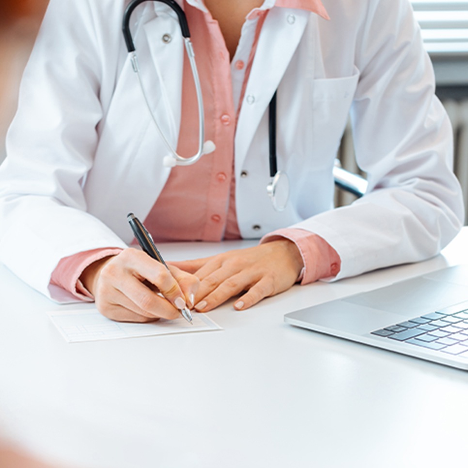online_doctors_notes_hero_image@2x Doctor with Clipboard