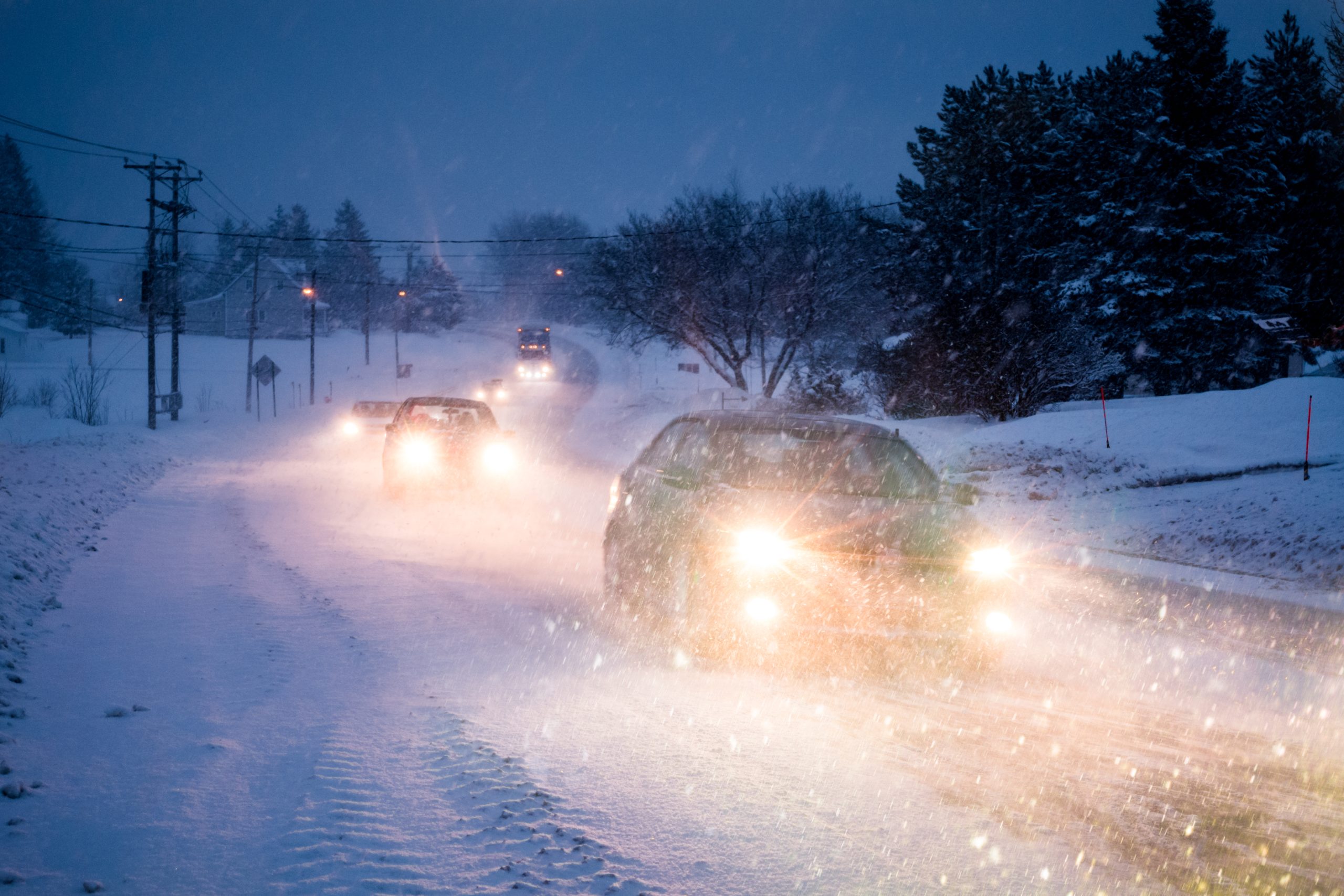 Ventisca en la carretera durante una fría tarde de invierno en Canadá