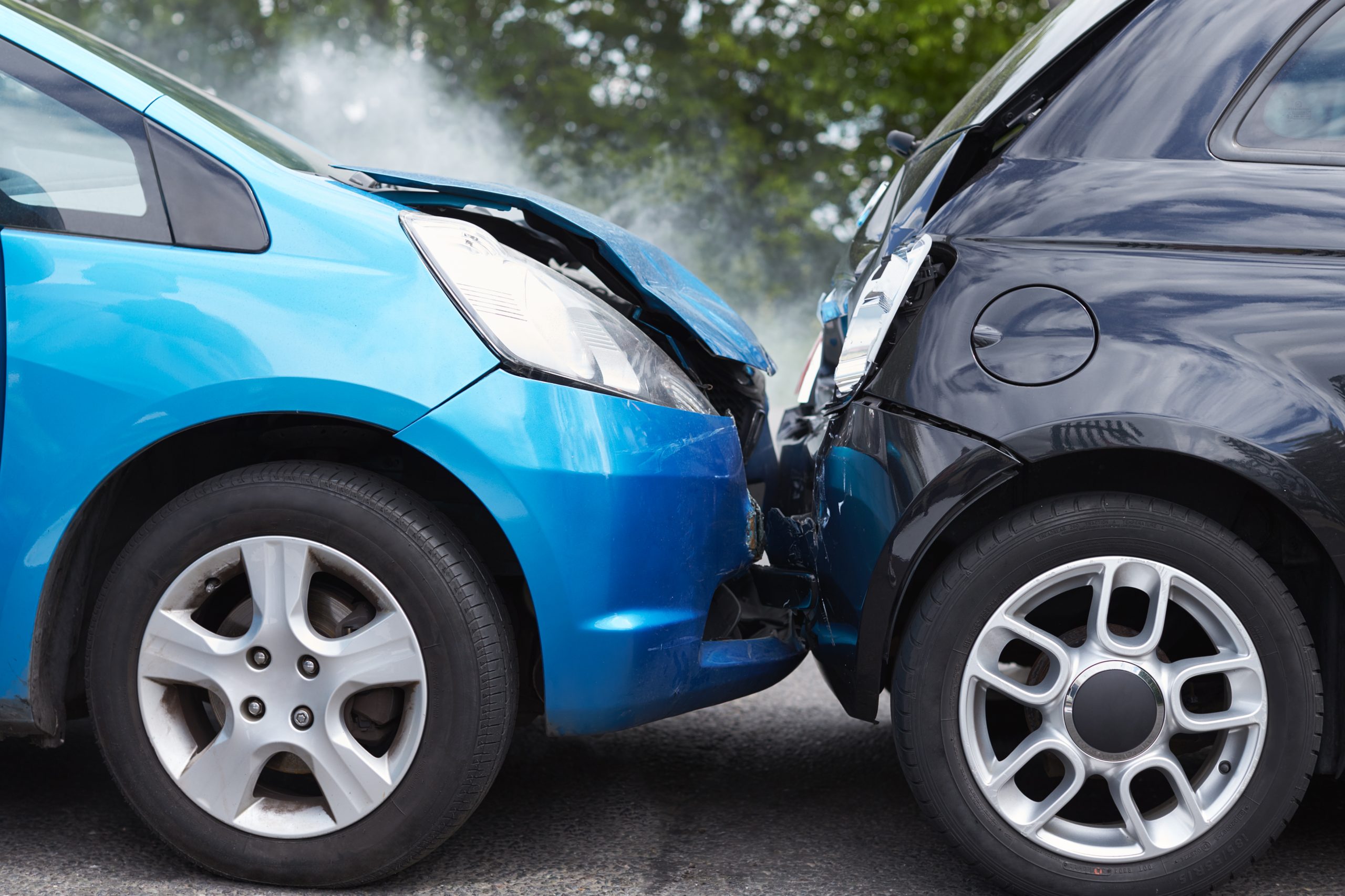Cerca De Dos Coches Dañados En Accidente De Tráfico