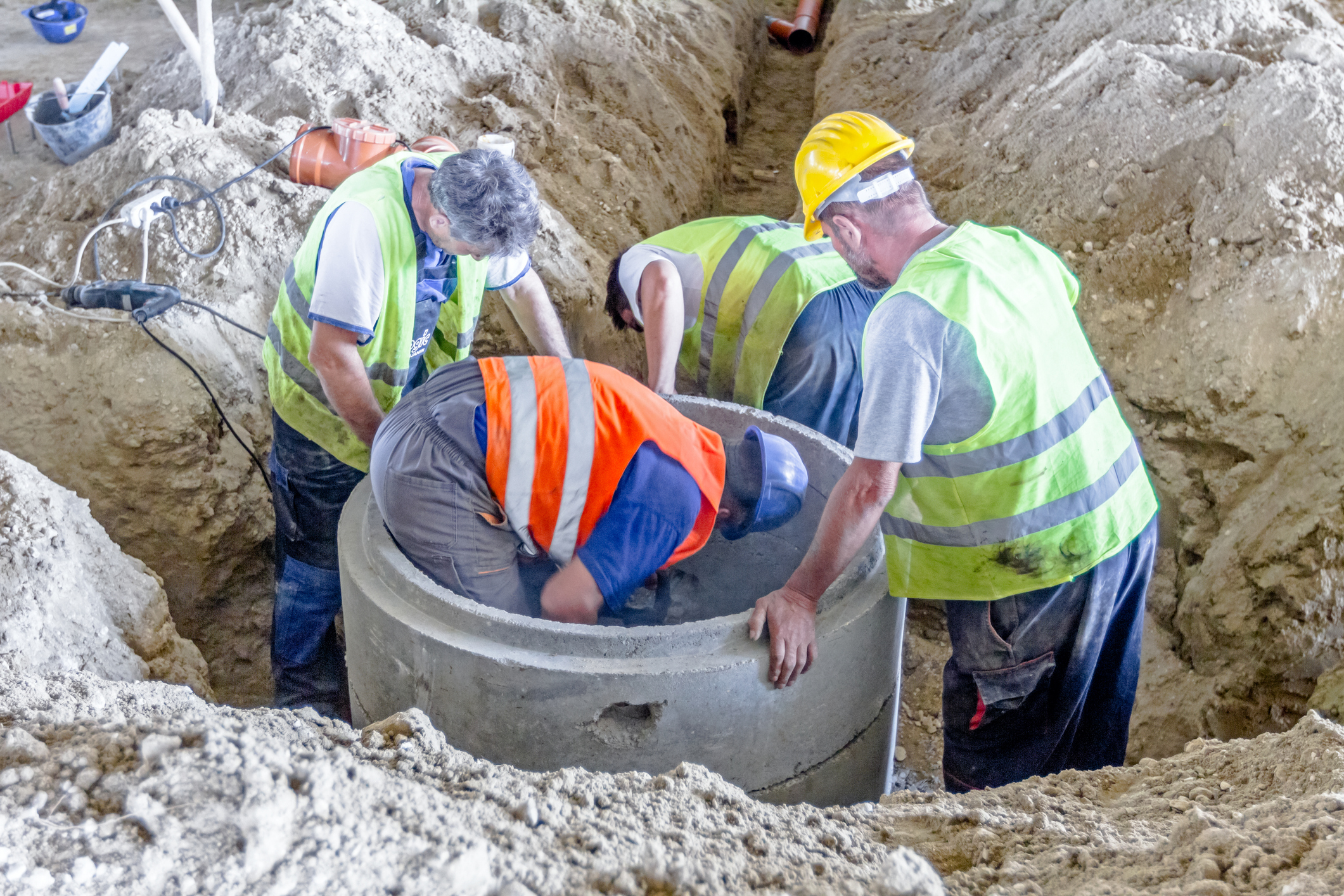 Confined Space Entry / Attendant / Rescue