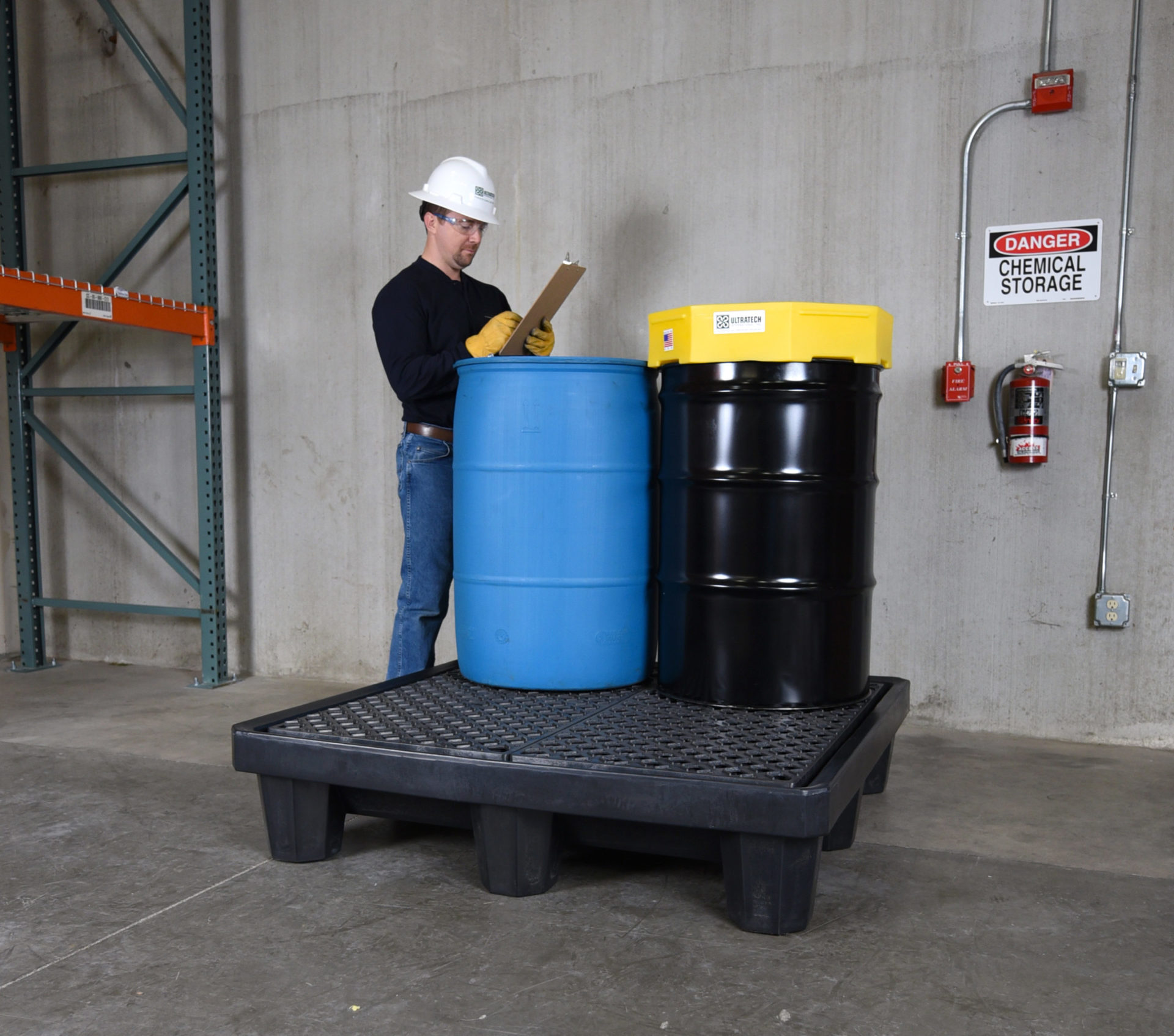 1112-1113_Economy-Spill-Pallet_4-Drum_Man-With-Clipboard_1-escala