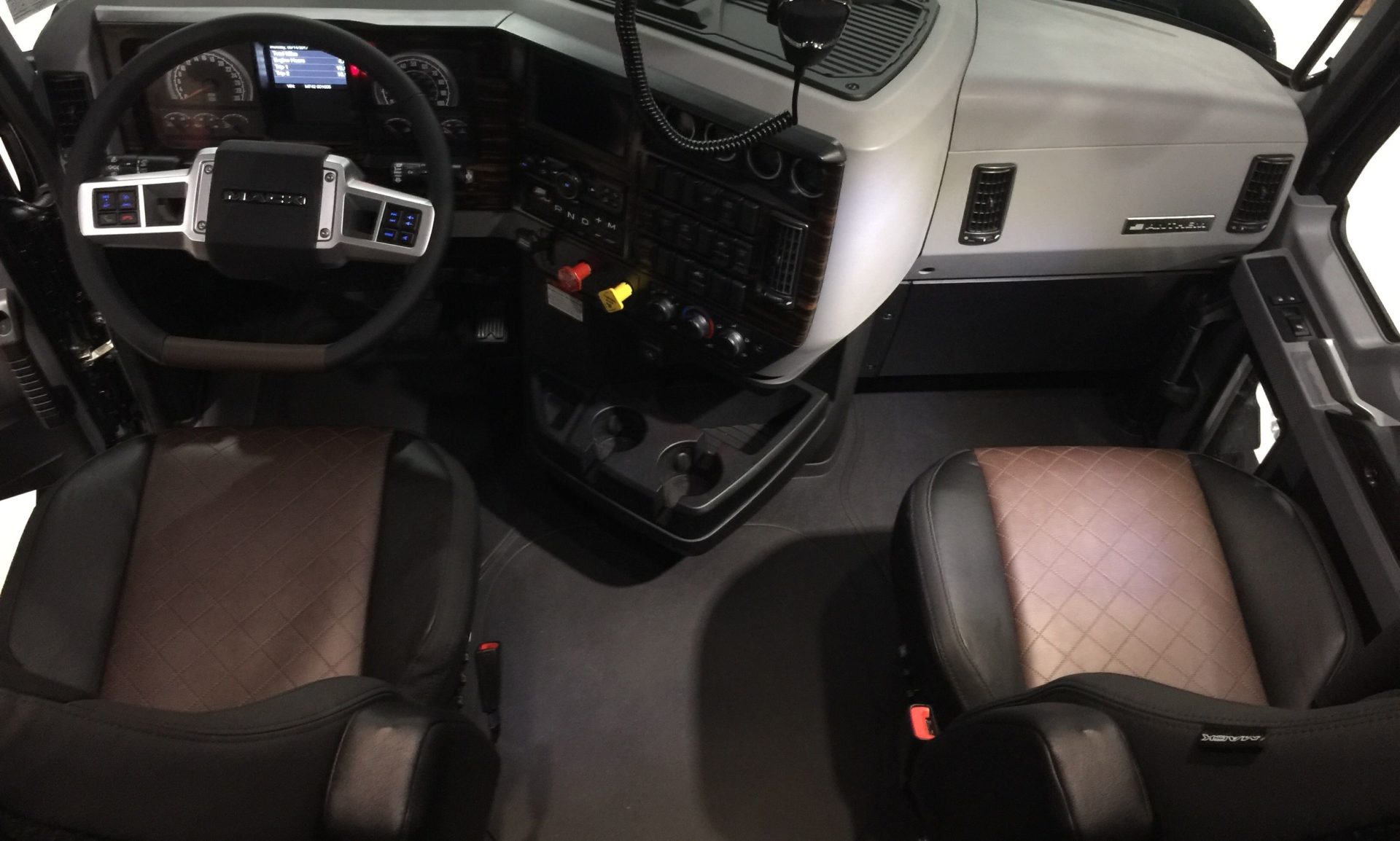 2002b9aeb18926e3d5f3bb0b757b5adf